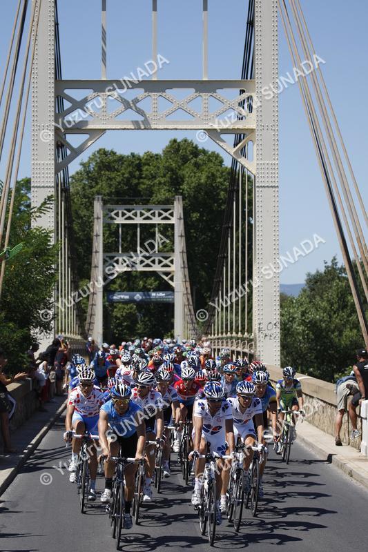 Peloton on the bridge007p.jpg